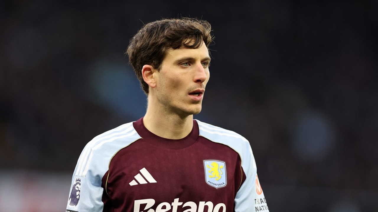 Barcelona Memantau Perkembangan Bek Aston Villa