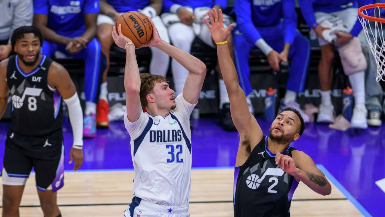 Dengan torehan 42 poin, Cooper Flagg (kiri) memecahkan rekor sebelumnya milik LeBron James, yang mencetak 37 poin pada usia 18 tahun pada Desember 2003. (Foto: AP)