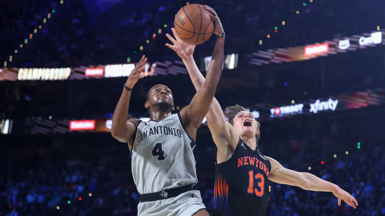 Bersama Spurs, De’Aaron Fox (kiri) langsung menyatu dengan inti muda bertalenta yang dipimpin Victor Wembanyama. (Foto: AP)