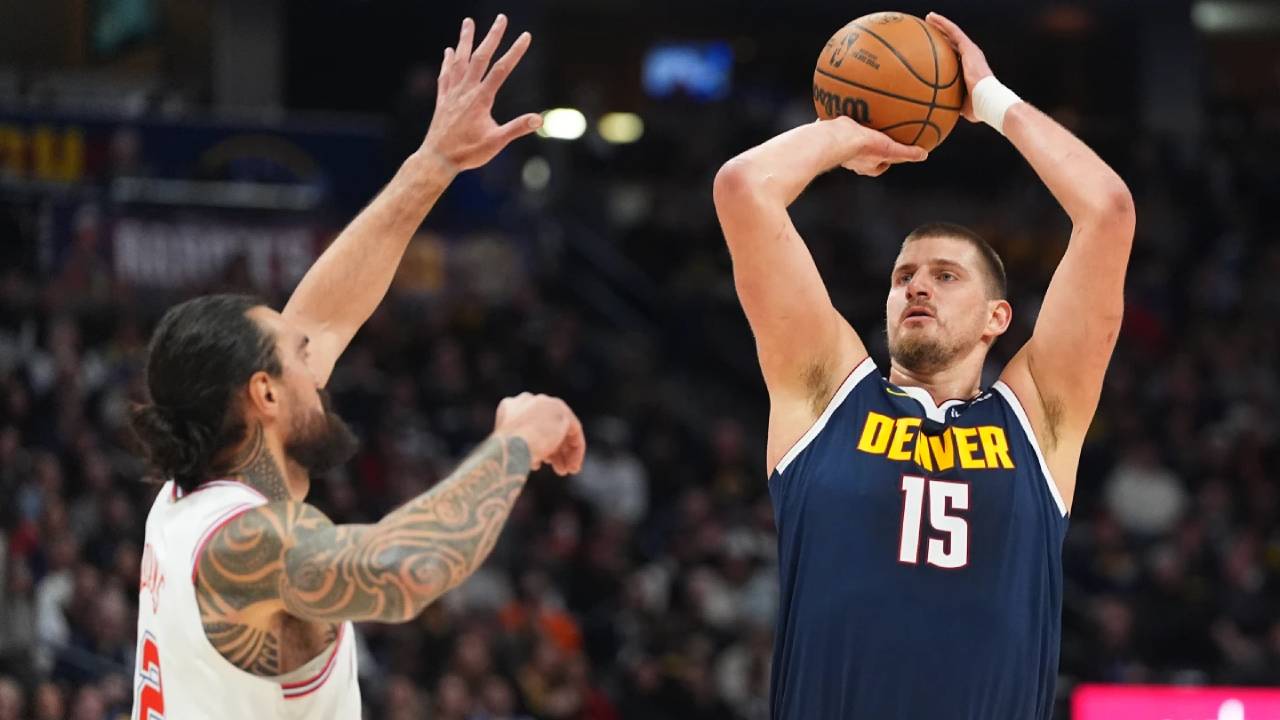 Nikola Jokic (kanan) membukukan triple-double saat tuan rumah Denver Nuggets mengalahkan Houston Rockets 128-125 melalui overtime pada Senin (15/12) malam. (Foto: AP)