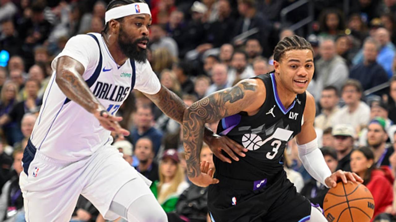 Keyonte George (kanan) mencetak 37 poin saat Utah Jazz menang 140-133 melalui babak perpanjangan waktu melawan Dallas Mavericks pada Senin (15/12). (Foto: AP)
