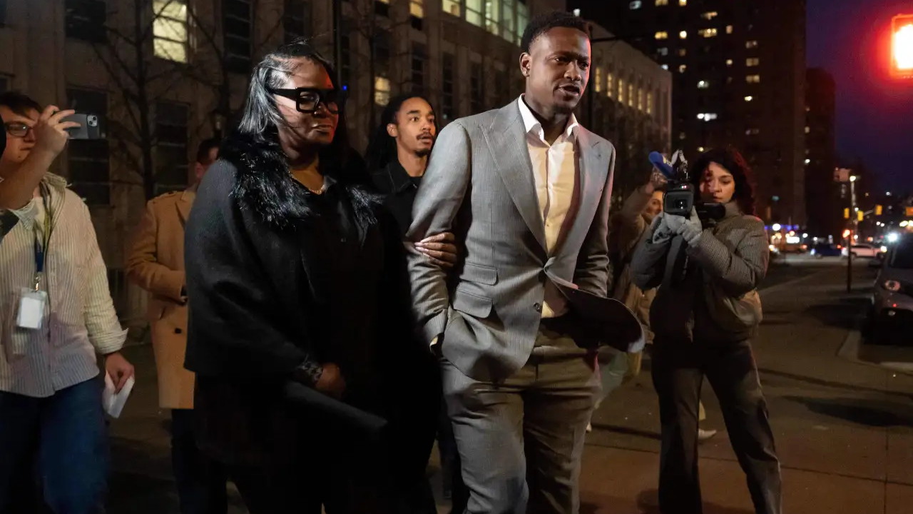 Terry Rozier (kanan) keluar dari persidangan pada 8 Desember lalu. (Foto: AP)