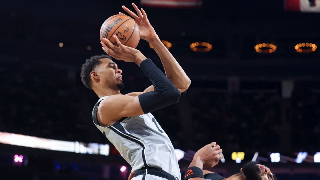 Di final NBA Cup, bintang muda Victor Wembanyama kembali dimainkan dari bangku cadangan Spurs karena masih dalam proses pemulihan cedera betis kiri. (Foto: AP)
