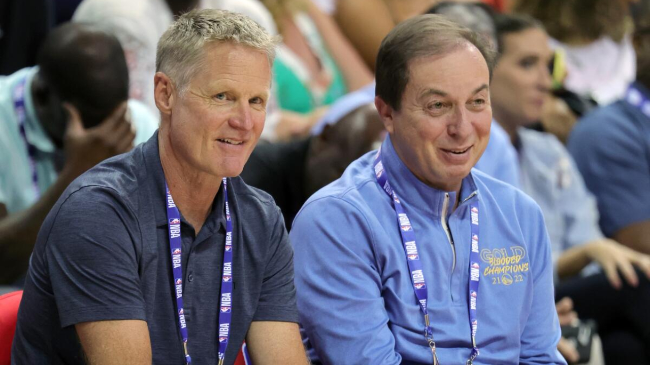 Steve Kerr (kiri) dan pemilik Golden State Warriors, Joe Lacob. (Foto: AP)