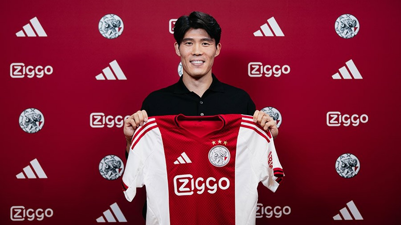 Takehiro Tomiyasu berupaya menghidupkan kembali kariernya di Ajax