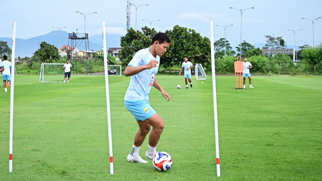 Gelandang Persib, Adam Alis