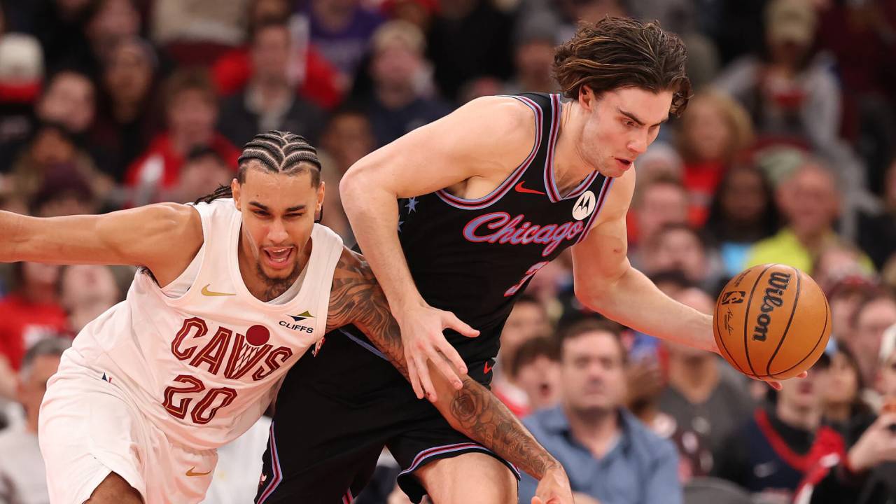 Josh Giddey (kanan) mencetak 23 poin saat tuan rumah Chicago Bulls mengalahkan Cleveland Cavaliers 127-111 pada Rabu (17/12). (Foto: AP)