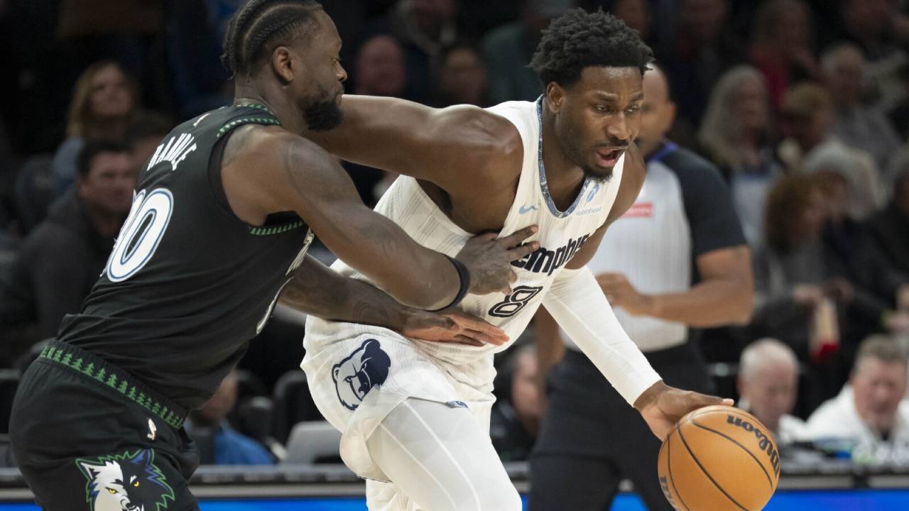 Jaren Jackson Jr (kanan) mencetak 28 poin saat Memphis Grizzlies meraih kemenangan 116-110 atas Minnesota Timberwolves pada Rabu (17/12) malam. (Foto: AP)