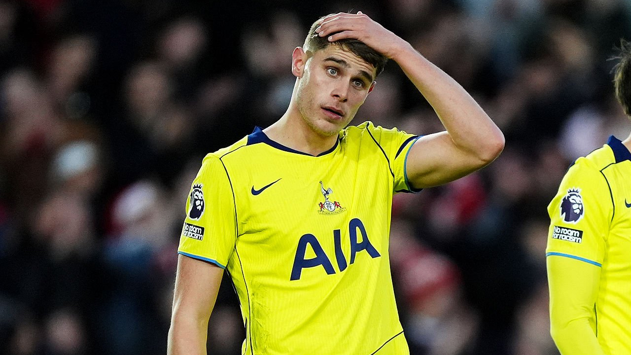 Micky van de Ven Ungkap Pernah Tolak Tawaran Gabung Tim Arne Slot