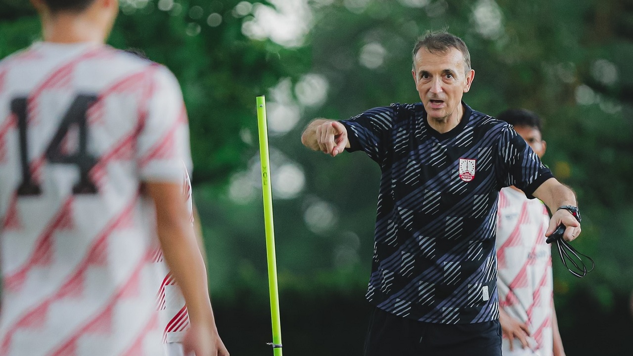 Pelatih Persis Solo, Milomir Seslija memimpin latihan timnya