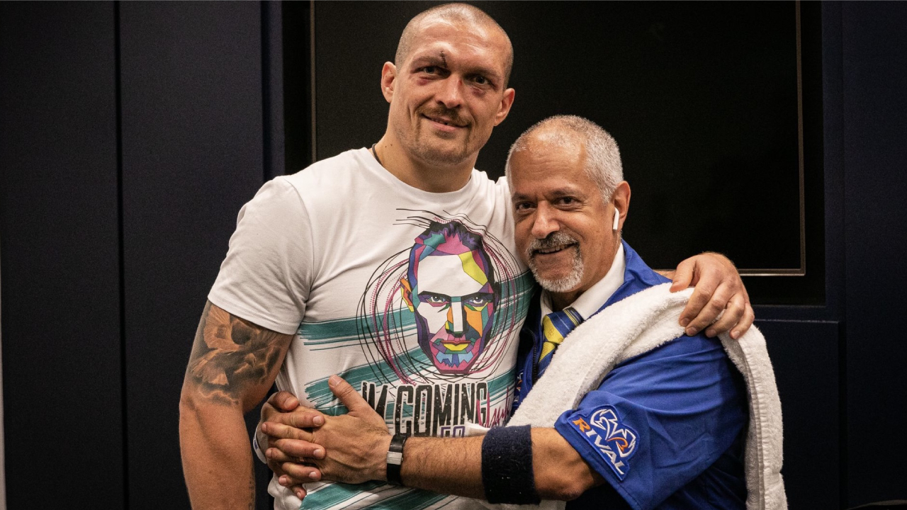 Russ Anber (kanan) bersama Oleksandr Usyk. (Foto: Fight TV)