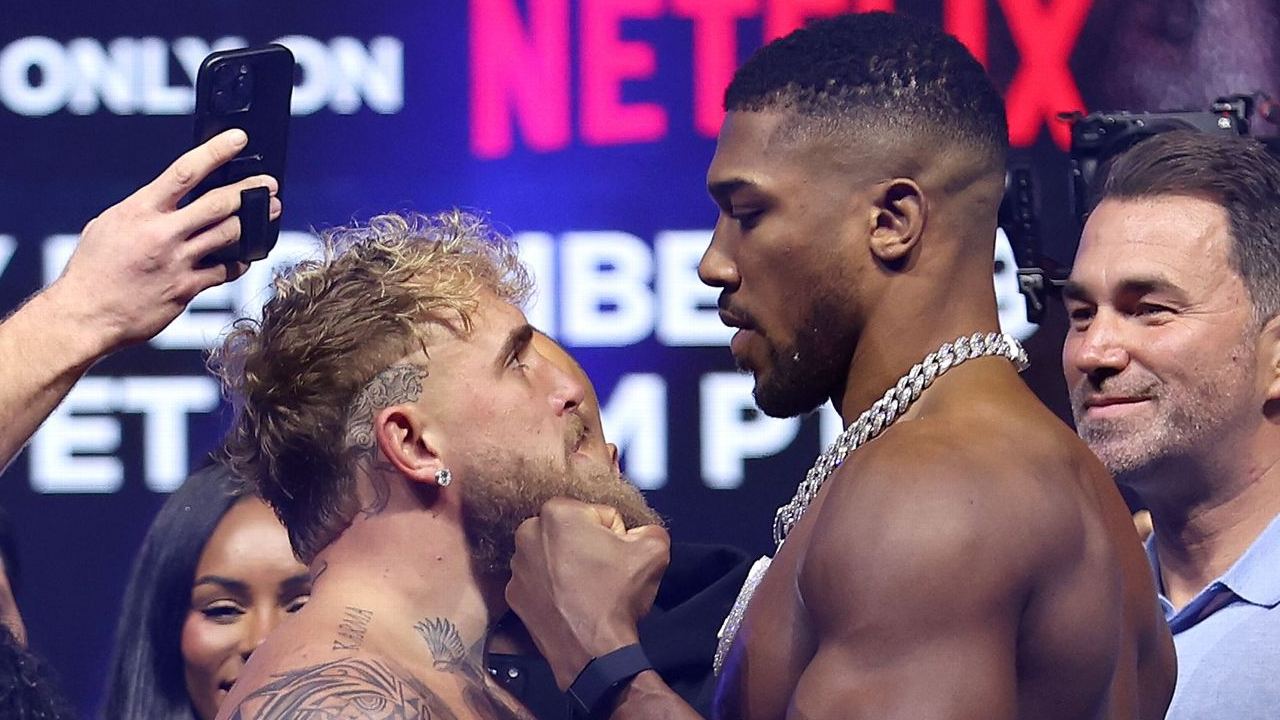 Jake Paul (kiri) dan Anthony Joshua. (Foto: Fight TV)