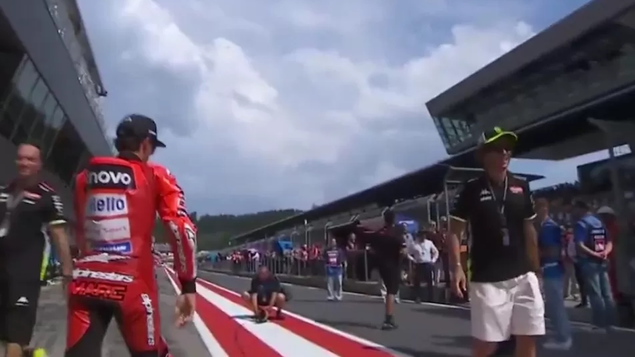 Marc Marquez dan Valentino Rossi berpapasan di MotoGP Austria 2025