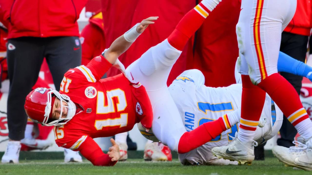 Patrick Mahomes mengalami robekan ACL dan LCL pada lutut kirinya saat Chiefs kalah dari Los Angeles Chargers pada Minggu (14/12). (Foto: AP)