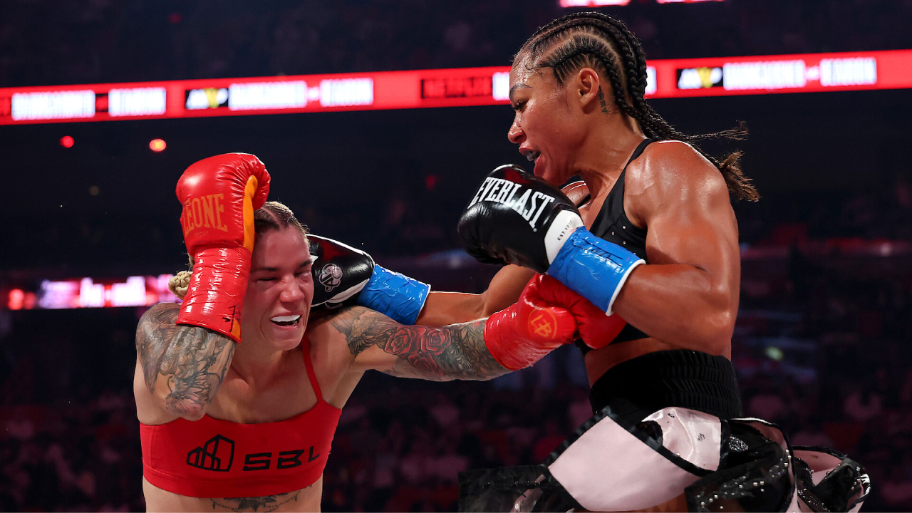 Alycia Baumgardner (kanan) masih terlalu kuat bagi Leila Beaudoin. (Foto: Fight TV)