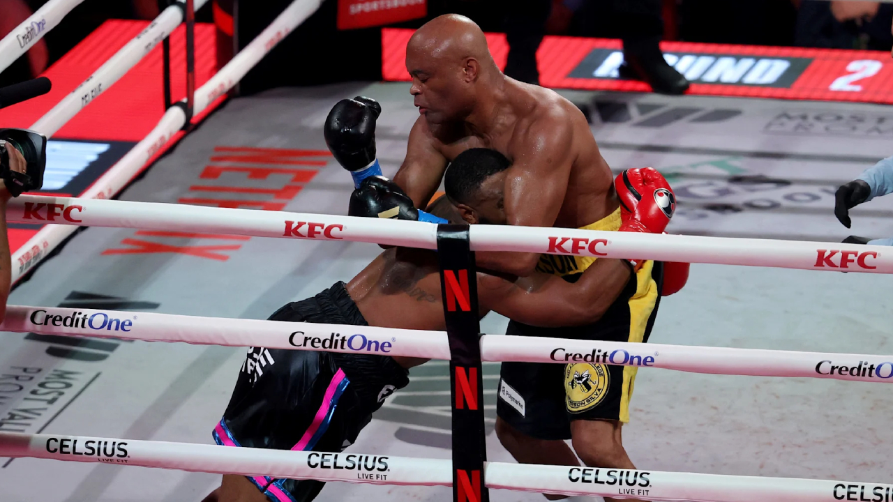 Anderson Silva (kanan) sempat menjatuhkan Woodley sebelum akhirnya sudut lawan melempar handuk. (Foto: Fight TV)