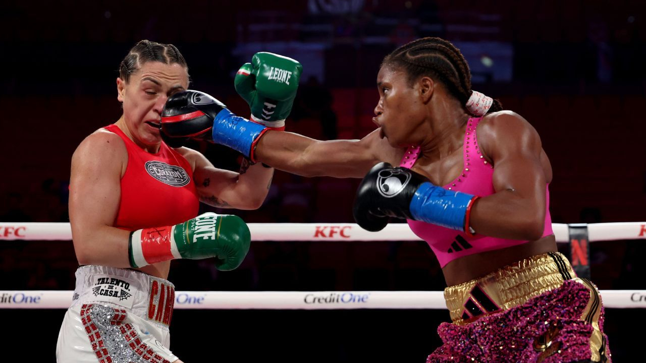 Caroline Dubois (kanan) mendominasi Camilla Panatta sepanjang 10 ronde. (Foto: Fight TV)