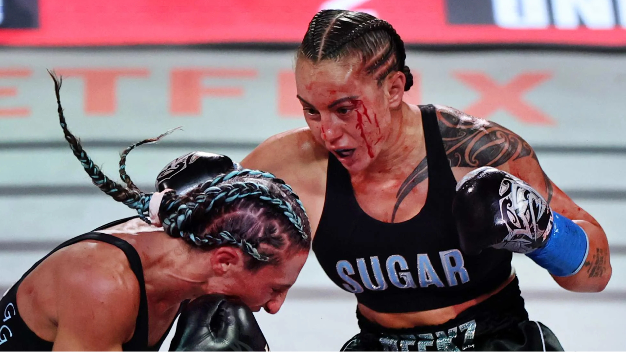 Cherneka Johnson (kanan) dan Amanda Galle bertarung keras dan brutal sepanjang 10 ronde. (Foto: Fight TV)