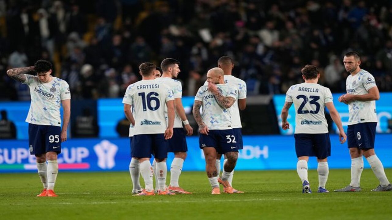 Para penggawa Inter Milan hanya bisa tertunduk lesu usai kalah dari Bologna lewat babak adu penalti di semifinal Piala Super Italia dini hari tadi (20/12) / via Getty Images