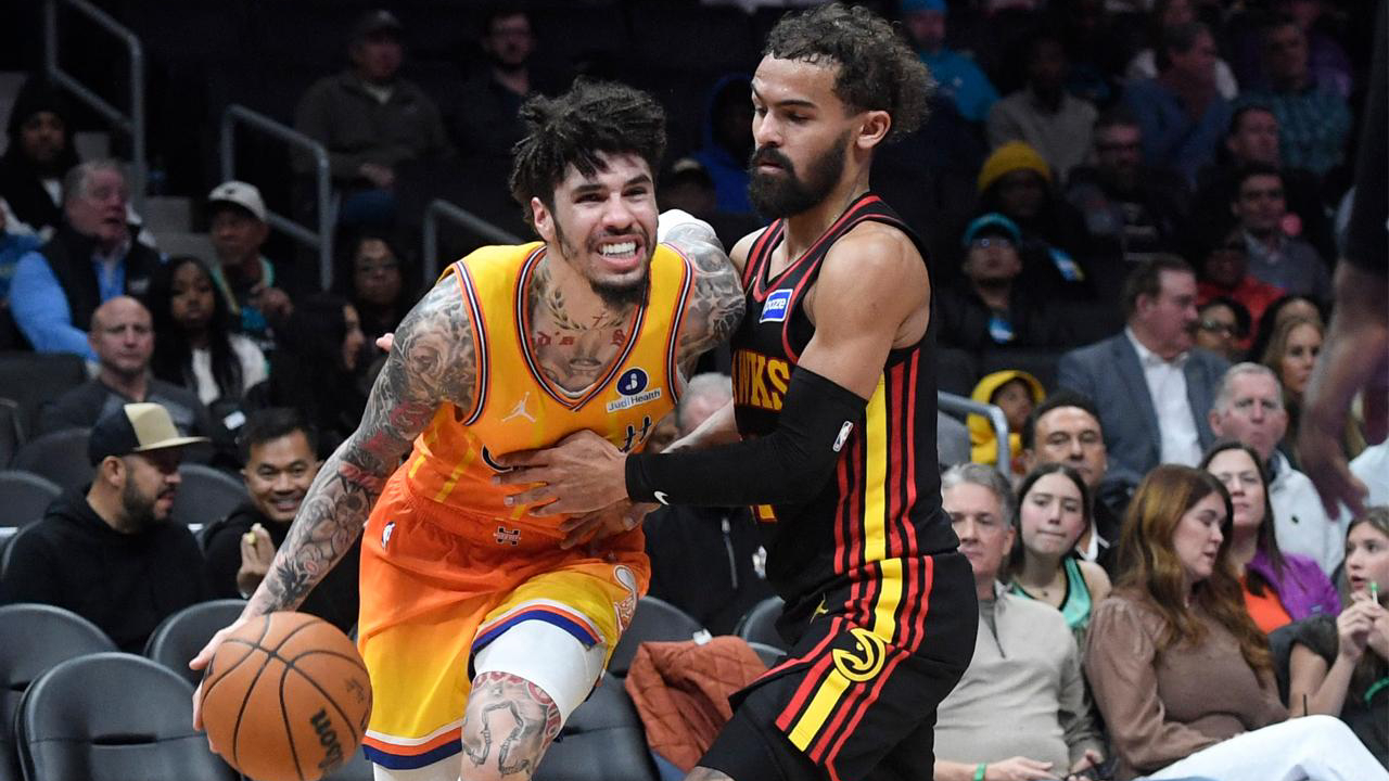 LaMelo Ball (kiri) mencetak 28 poin saat Charlotte Hornets mengalahkan tim tamu Atlanta Hawks dengan skor 133-126 pada Kamis (18/12) malam. (Foto: AP)