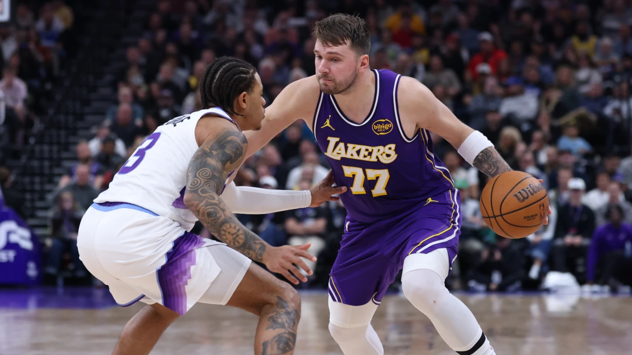 Luka Doncic (kanan) mencetak triple-double saat Los Angeles Lakers mengalahkan Utah Jazz dengan skor 143-135 pada Kamis (18/12) malam di Salt Lake City. (Foto: AP)
