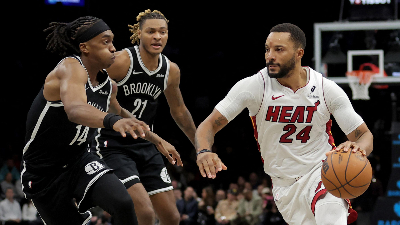 Norman Powell (kanan) mencetak 24 poin saat Miami Heat menang 106-95 atas Brooklyn Nets pada Kamis (18/12) di New York. (Foto: AP)