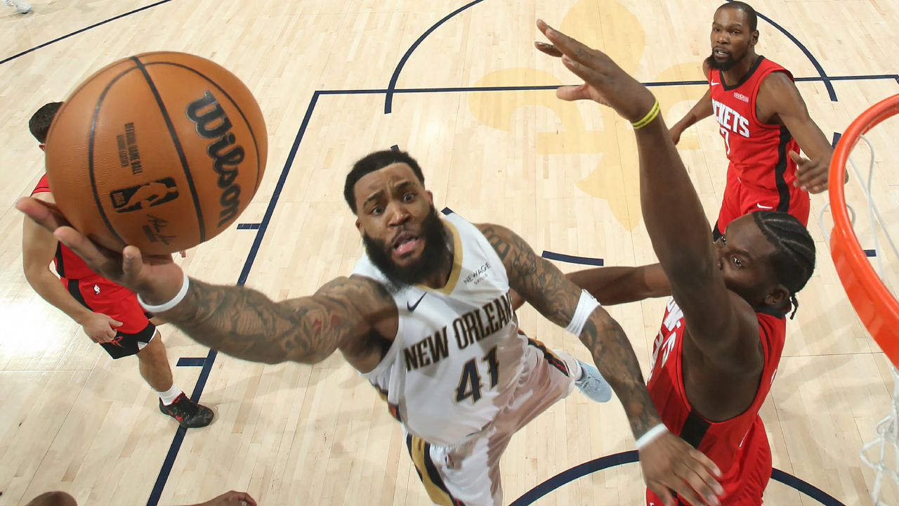 Saddiq Bey (kiri) mencetak 29 poin saat New Orleans Pelicans mengalahkan Houston Rockets 133-128 melalui perpanjangan waktu pada Kamis (18/12). (Foto: AP)