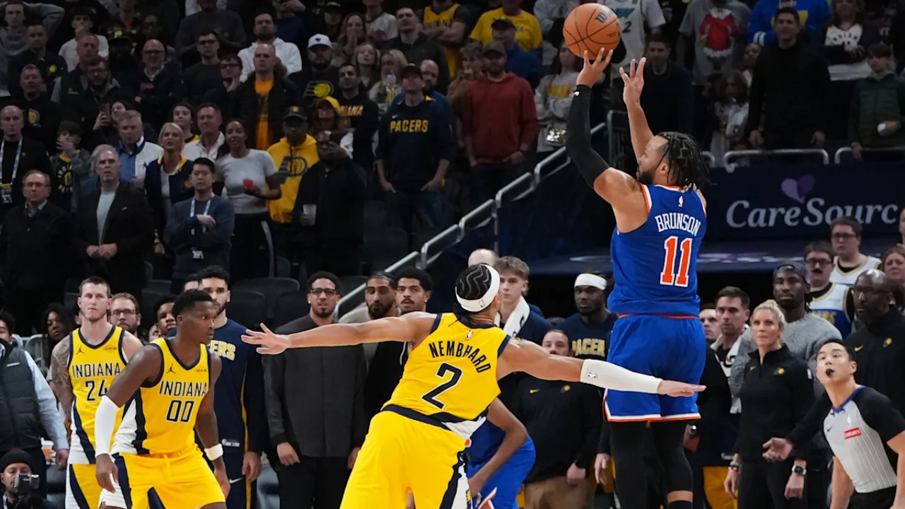 Jalen Brunson (kanan) melesakkan tembakan tiga angka penentu kemenangan saat tim tamu New York Knicks menang 114-113 atas Indiana Pacers pada Kamis (18/12). (Foto: AP)