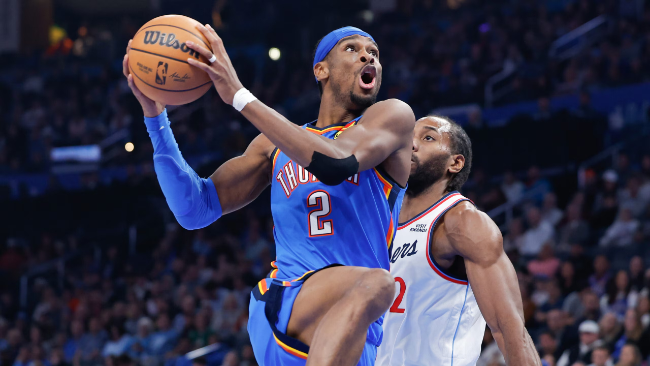 Shai Gilgeous-Alexander (kiri) mencetak 32 poin saat tuan rumah Oklahoma City Thunder meraih kemenangan 122-101 atas Los Angeles Clippers pada Kamis (18/12). (Foto: AP)