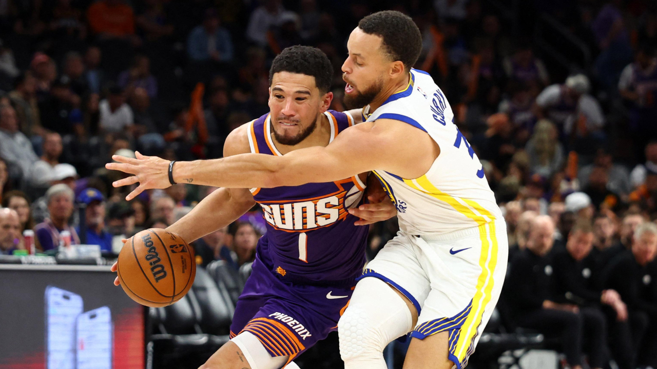 Devin Booker (kiri) mencetak 25 poin saat Phoenix Suns mengalahkan tim tamu Golden State Warriors 99-98 pada Kamis (18/12). (Foto: AP)