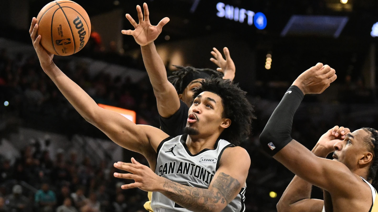 Dylan Harper (kiri) mencetak 24 poin saat tuan rumah San Antonio Spurs meraih kemenangan telak 119-94 atas Washington Wizards pada Kamis (18/12). (Foto: AP)