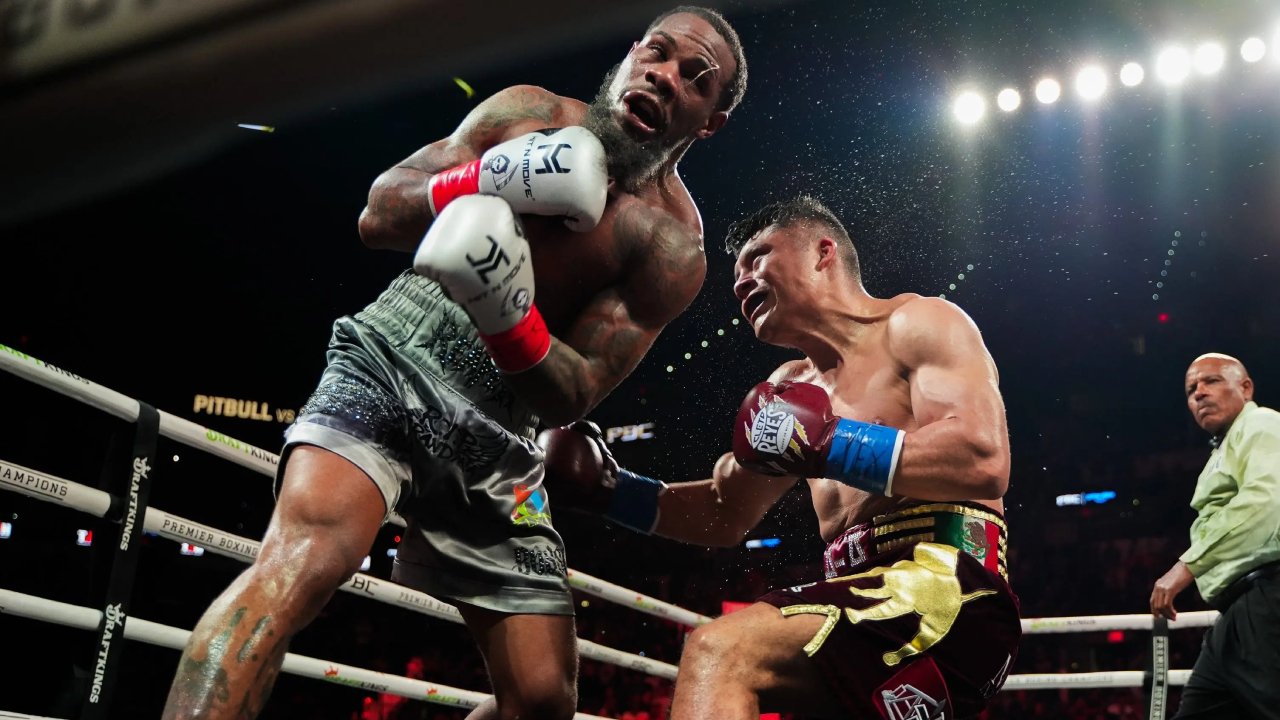 Isaac Cruz Ragukan Keseriusan Cedera Tangan Lamont Roach Usai Pertarungan