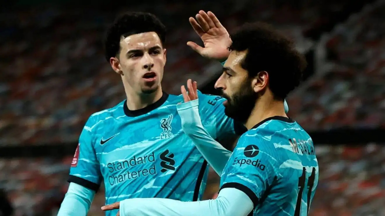 Gelandang Liverpool, Curtis Jones, mengatakan jika Mohamed Salah sudah mengakui kesalahannya pasca wawancara kontroversialnya beberapa waktu lalu / via Getty Images