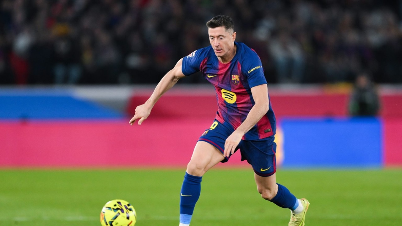 Robert Lewandowski Bangga Terima Penghargaan Medali di Polandia