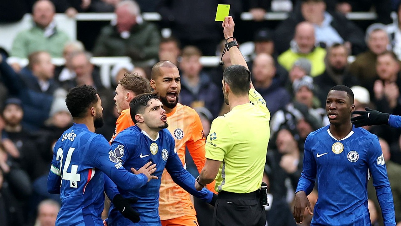 Kiper Chelsea, Robert Sanchez, menerima kartu kuning di laga melawan Newcastle