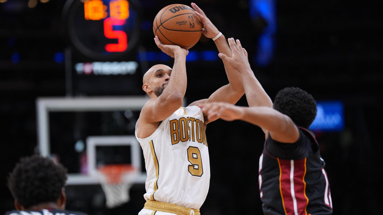 Derrick White (kiri) mencetak 33 poin saat Boston Celtics meraih kemenangan 129-116 atas tim tamu Miami Heat pada Jumat (19/12) malam. (Foto: AP)