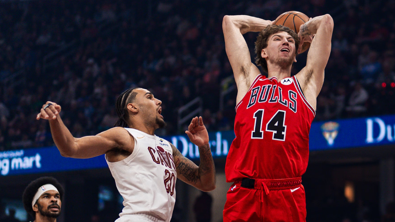 Matas Buzelis (kanan) mencetak 24 poin saat Chicago Bulls meraih kemenangan 136-125 atas tuan rumah Cleveland Cavaliers pada Jumat (19/12). (Foto: AP)