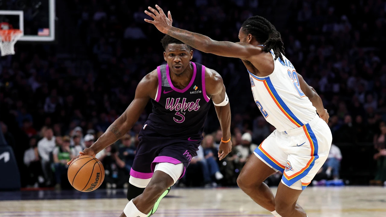 Anthony Edwards (kiri) mencetak 26 poin saat Minnesota Timberwolves meraih kemenangan 112-107 atas Oklahoma City Thunder pada Jumat (19/12). (Foto: AP)