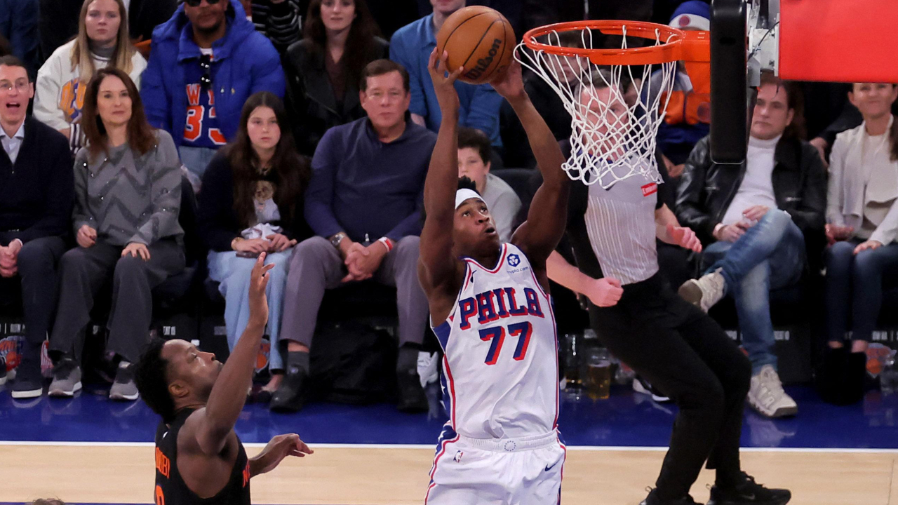 VJ Edgecombe (kanan) mencetak 23 poin saat tim tamu Philadelphia 76ers meraih kemenangan 116-107 atas New York Knicks pada Jumat (19/12). (Foto: AP)