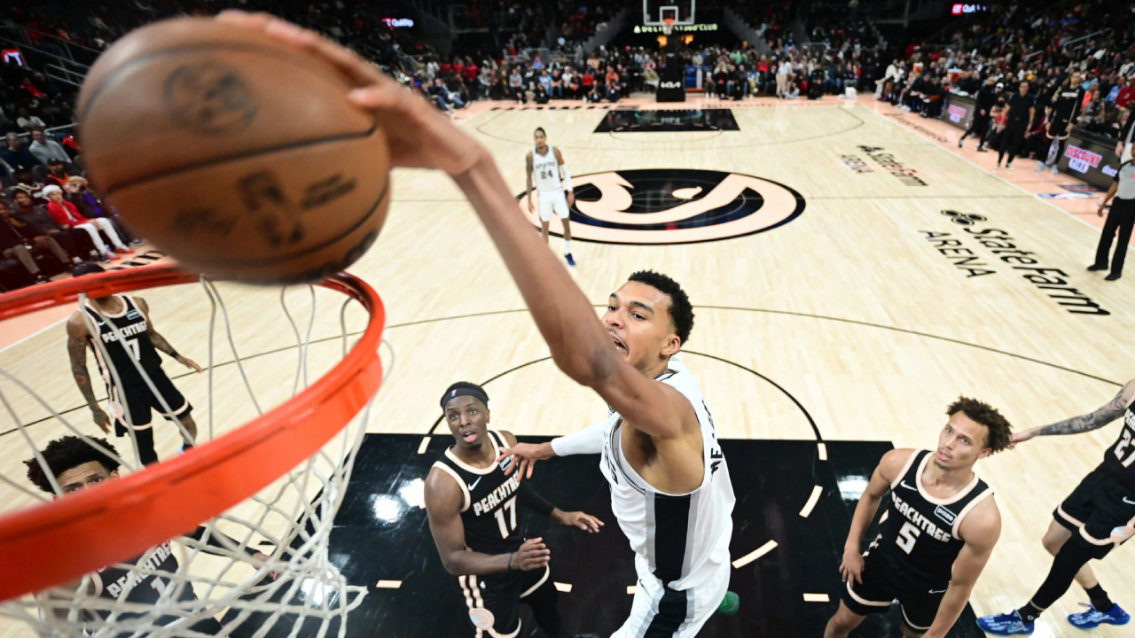 Victor Wembanyama (tengah) mencetak 26 poin saat San Antonio Spurs meraih kemenangan 126-98 atas Atlanta Hawks pada Jumat (19/12). (Foto: AP)