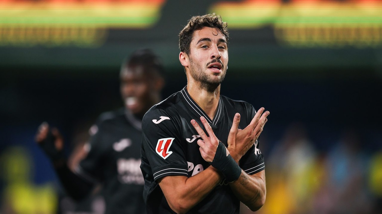 Santi Comesana Tidak Takut Menghadapi Barcelona