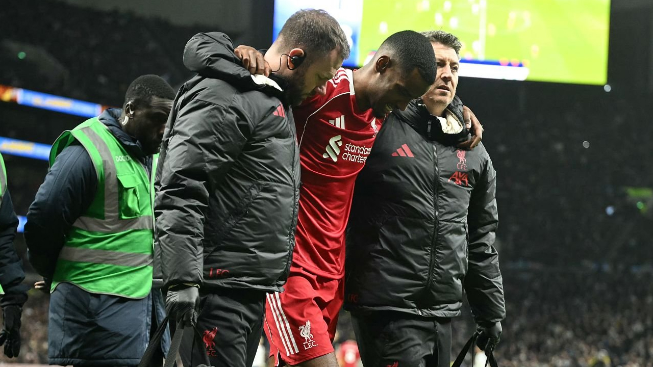 Diduga Alami Patah Kaki, Alexander Isak Terancam Absen Berbulan-bulan