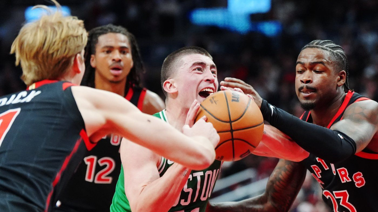 Payton Pritchard (tengah) mencetak 33 poin saat tim tamu Boston Celtics mengalahkan Toronto Raptors 112-96 pada Sabtu (20/12) malam. (Foto: AP)