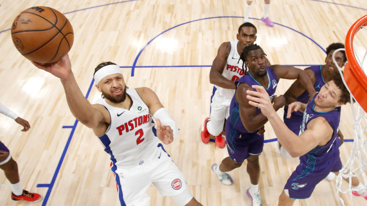 Cade Cunningham (kiri) mencatatkan triple-double saat Detroit Pistons mengungguli tim tamu Charlotte Hornets 112-86 pada Sabtu (20/12) malam. (Foto: AP)