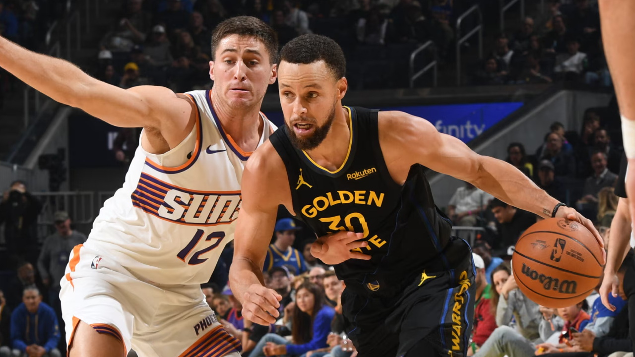 Stephen Curry (kanan) mencetak 28 poin saat Golden State Warriors meraih kemenangan 119-116 atas Phoenix Suns pada Sabtu (20/12) malam di San Francisco. (Foto: AP)