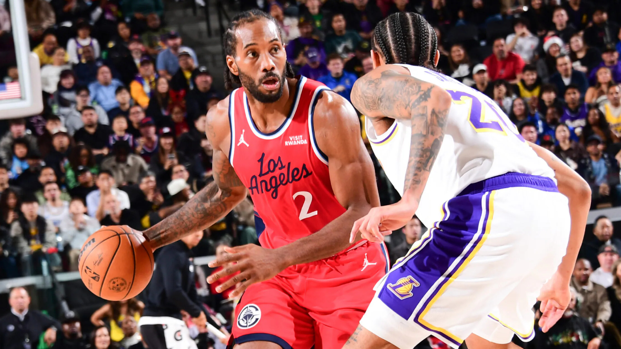 Kawhi Leonard (kiri) mencetak 32 poin saat Los Angeles Clippers meraih kemenangan 103-88 atas Los Angeles Lakers pada Sabtu (20/12). (Foto: AP)