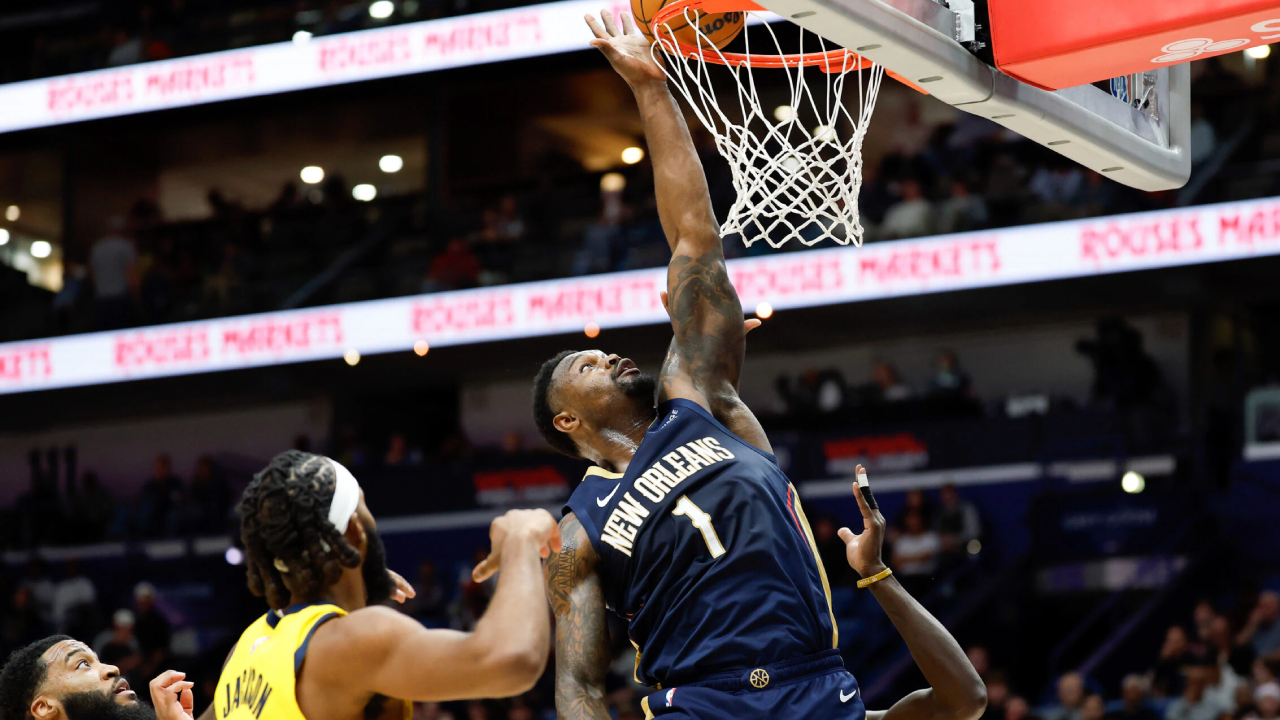 Zion Williamson (kanan) mencetak 29 poin saat New Orleans Pelicans meraih kemenangan telak 128-109 atas tim tamu Indiana Pacers pada Sabtu (20/12). (Foto: AP)