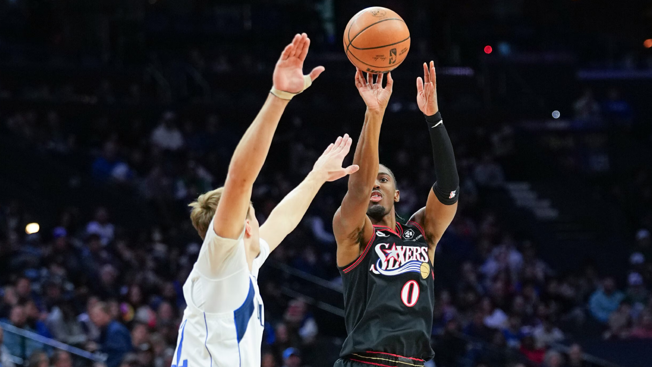 Tyrese Maxey (kanan) mencetak 38 poin saat Philadelphia 76ers meraih kemenangan 121-114 di kandang atas Dallas Mavericks pada Sabtu (20/12) malam. (Foto: AP)