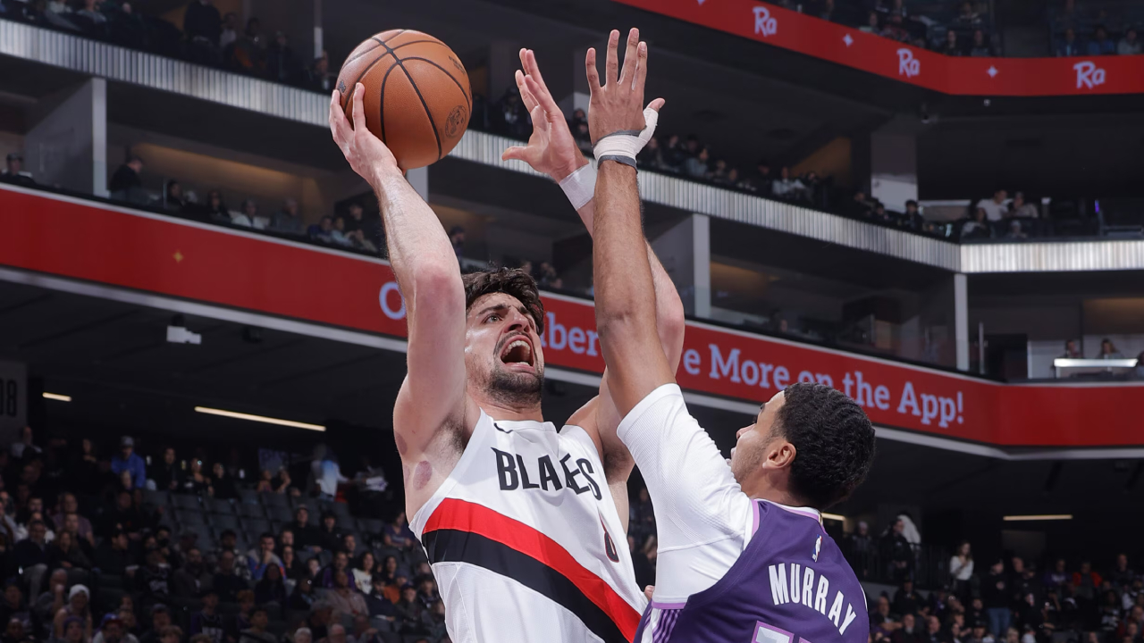 Deni Avdija (kiri) mencetak 24 poin saat Portland Trail Blazers meraih kemenangan 98-93 atas tuan rumah Sacramento Kings pada Sabtu (20/12) malam. (Foto: AP)