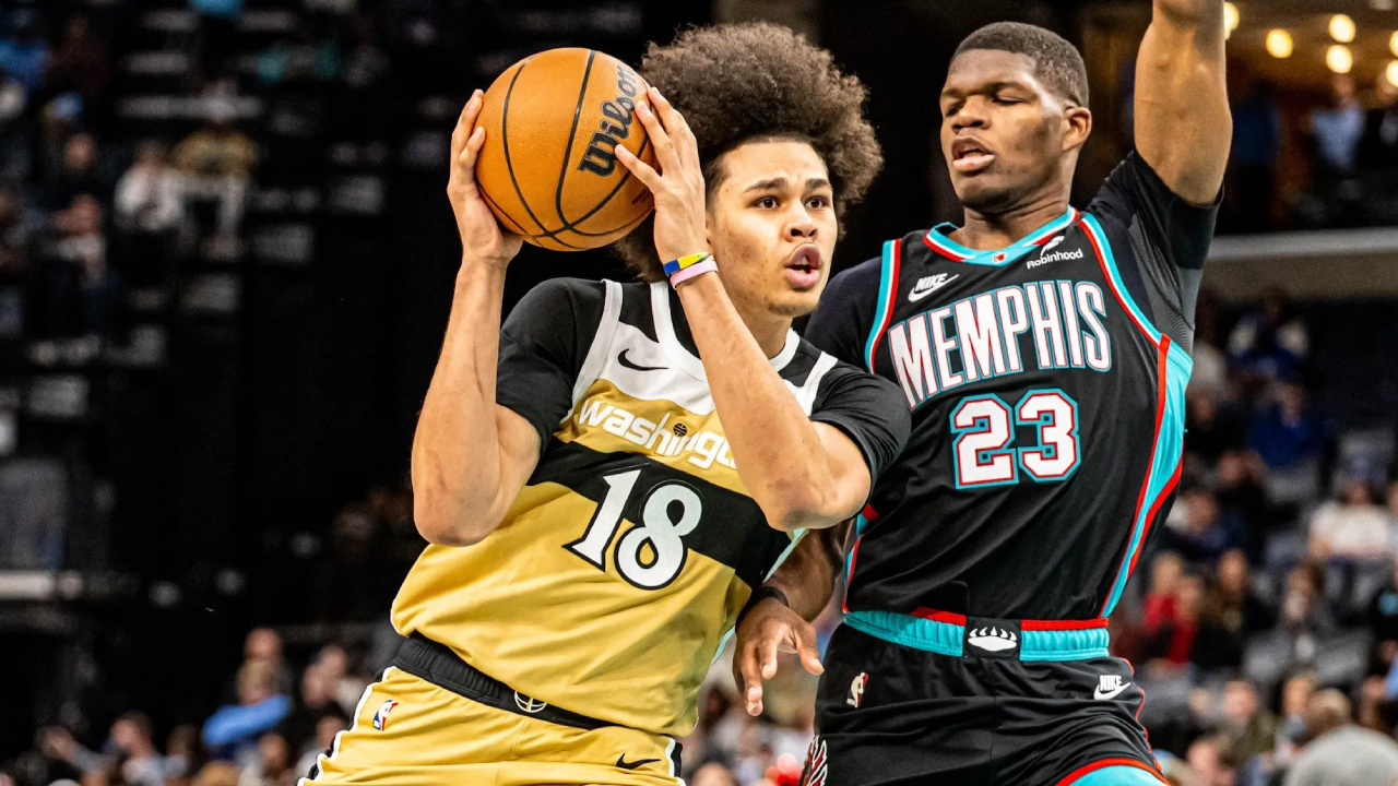 Kyshawn George (kiri) mencetak 28 poin saat Washington Wizards mengalahkan Memphis Grizzlies 130-122 pada Sabtu (20/12) malam. (Foto: AP)